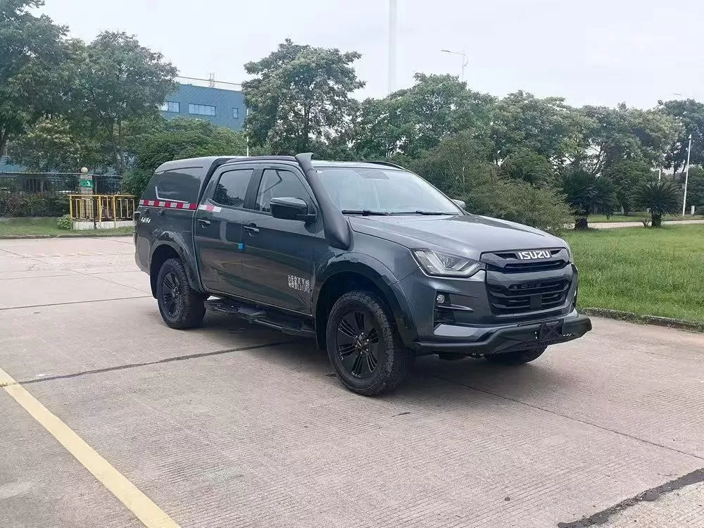 Modified Isuzu D-MAX Pickup with Detachable Waterproof Canopy for Secure Cargo Storage