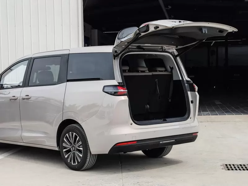 Wuling Starlight 730 2026 1.5T CVT Premium 7-Seat MPV for Family and Passenger Transport